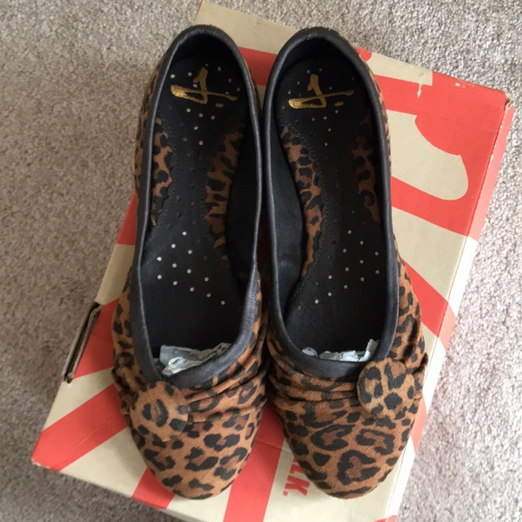 J Shoes Audrey Leopard Flats! Comfy soles! - Picture 2 of 6